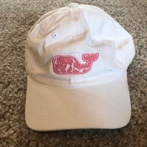 White vineyard vines hat